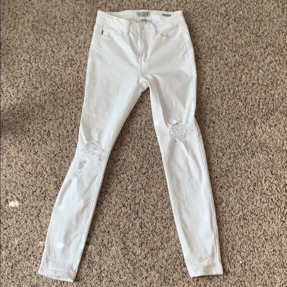 White distressed jeans